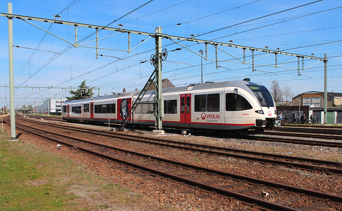 Stadtler GTW 351 von der Veolia Transport fährt am 14.04.2015 mit dem 32249 (Nijmegen - Roermond) in den Endbahnhof Roermond ein, Zugzielanzeiger wurde schon wieder nach Nijmegen umgestellt. Aufnahme Endstand vom Bahnübergang aus.