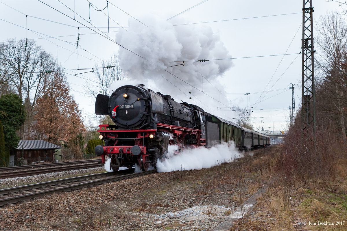 Stadtrundfahrt des BEM in München mit 01 180. Hier am 10.12.2017 in Moosach bei der Ausfahrt aus dem Nordring.