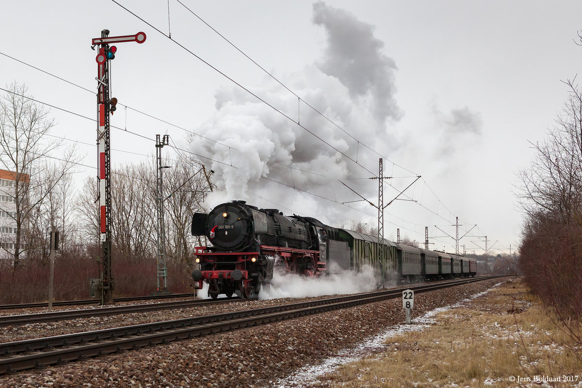 Stadtrundfahrt des BEM in München mit 01 180. Hier am 10.12.2017 in Milbertshofen auf dem Nordring.