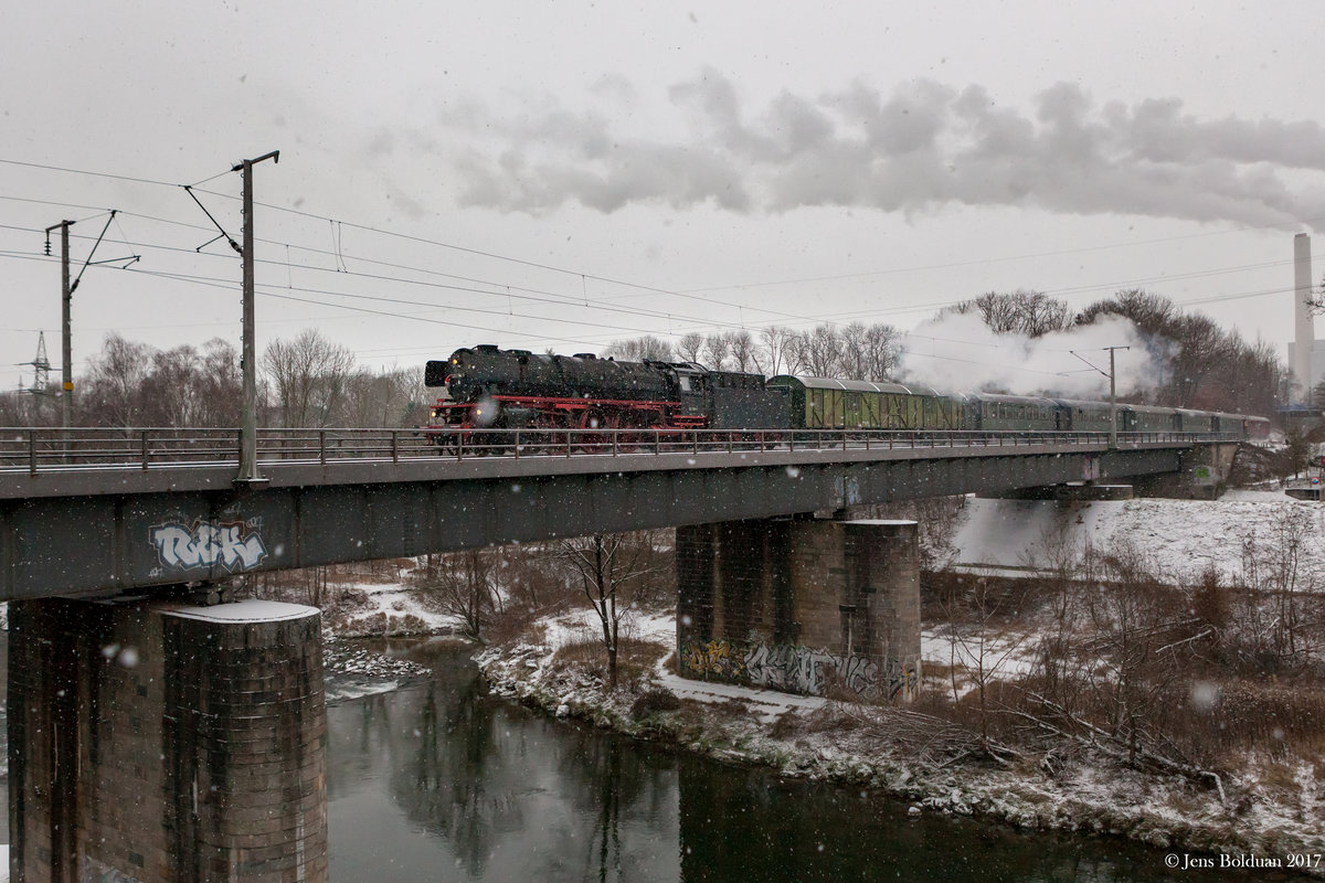 Stadtrundfahrt des BEM in München mit 01 180. Hier am 10.12.2017 in Unterföhring auf der Leinthaler Brücke.