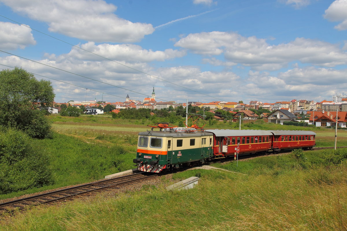 Stadtsilhouette Tabor mit Nostalgiezug auf dem Weg nach Bechyne mit der E 422 0003 am 04.07.2020. Gerade am Wochenende wird für die Touristen die historische Bobinka eingesetzt. 