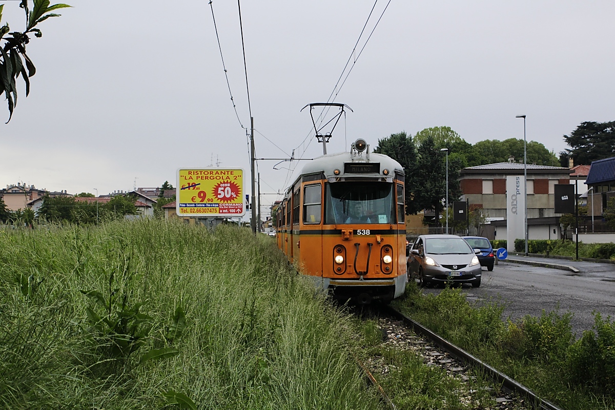 Ständig in Seitenlage verläuft die Linie 179 neben der Straße von Comasina nach Limbiate, hier ist Steuerwagen 538 am 03.05.2019 in Cormano nach Comasina unterwegs. 