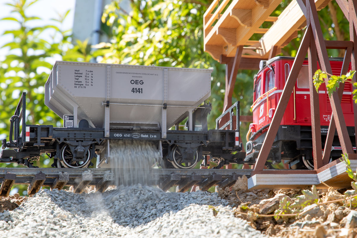 Stätig wird die Anlage erweitert und natürlich gibt es dazu auch Bau-Züge die Stilecht mit Bagger befüllt um die neu verlegten Gleise zu Schottern. 
17.08.2019
