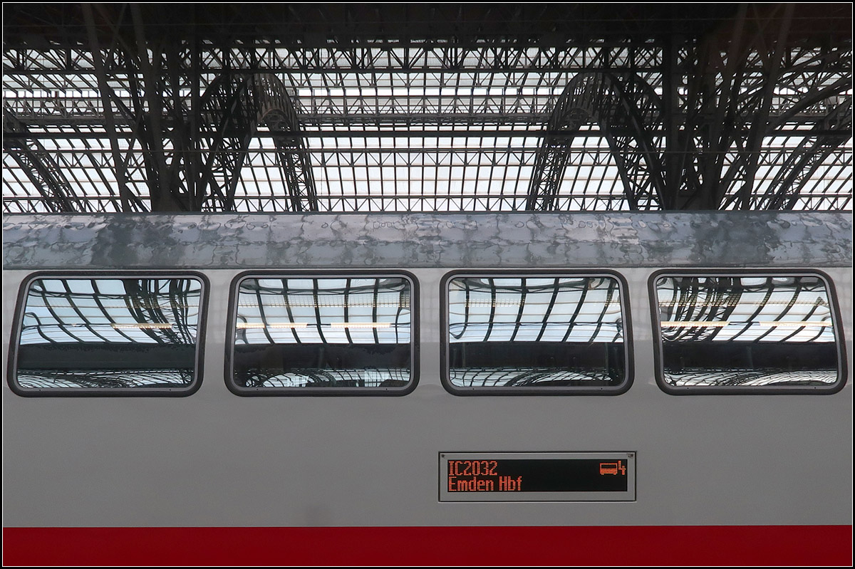 Stahl und Glas -

IC-Dosto im Hauptbahnhof von Leipzig.

27.08.2017 (M)