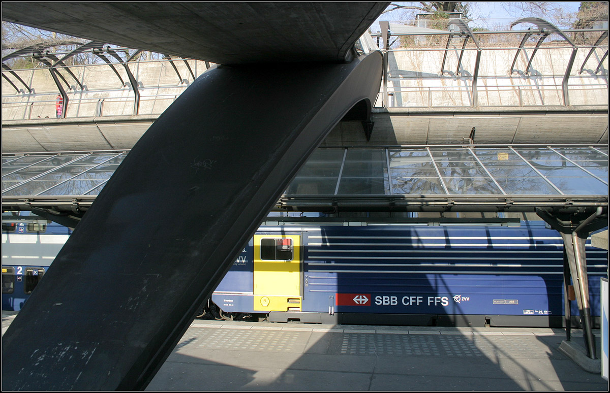 Stahlbogen über den Bahnsteigen -

Den von Santiago Calatrava gestalteten Bahnhof Zürich-Stadelhofen quert ein Fußgängersteg, getragen von einem dunklen Stahlbogen.

09.03.2008 (M)

