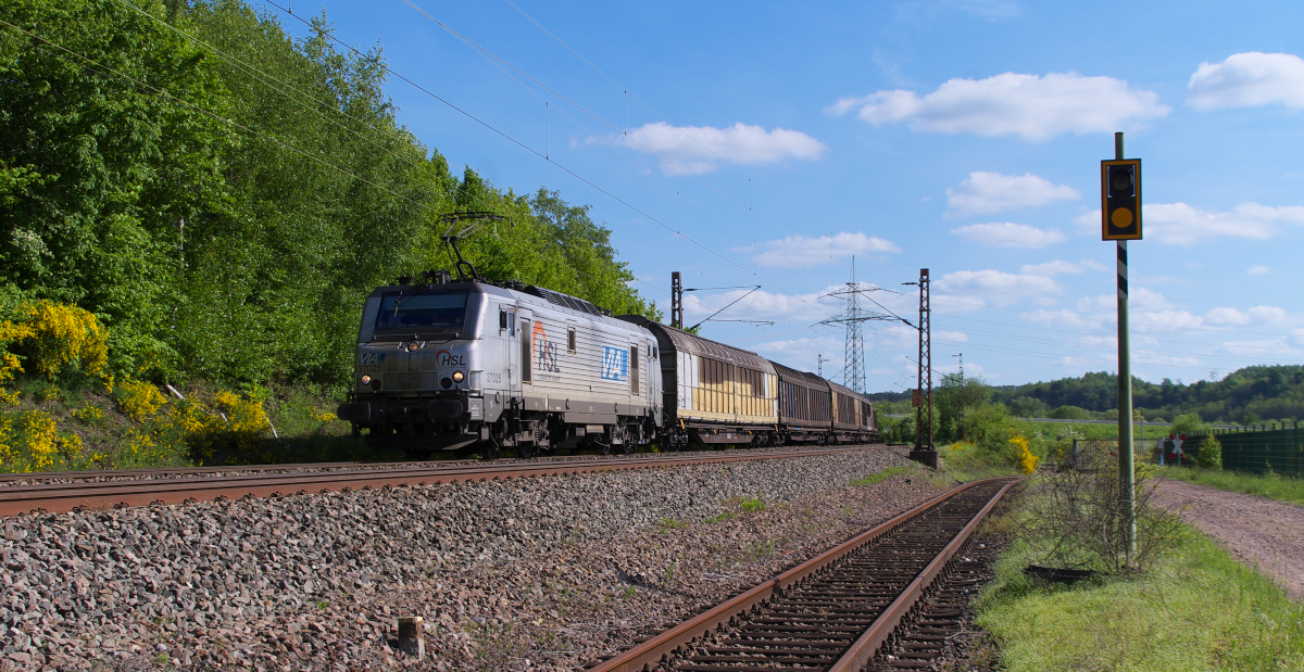 Stahlerzeugnisse aus dem Saarland nach Übersee - Der SaarRail Zug bringt Stahlprodukte aus dem Saarland nach Bremerhaven. Die Waggons werden von den Saarstahl Standorten in Neunkirchen, Saarbrücken - Burbach und Völklingen zu einem Zug zusammen gestellt. Der Zug verkehrt im Normalfall täglich. Am sonnigen Sonntag, 10.05.2015, war der Zug relativ früh dran. HSL 37025 ist mit dem langen Zug beim Kraftwerk Ensdorf unterwegs und hat erst vor wenigen Kilometern den Rbf. der Saarstahl bei Bous verlassen. Bahnstrecke 3230 Saarbrücken - Karthaus