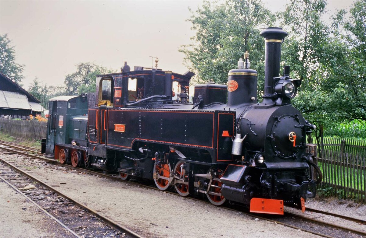 Stainzer Bahn, Dampflok S11  Stainz  und Lok D 2 vor dem Lokschuppen.
Datum: 1986 