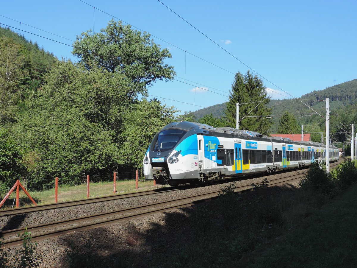 Stambach - 7. August 2020 : Coradia Liner B 85077L im neuen Grand Est Fluo Schema am TER 839172 Strassburg - Paris.