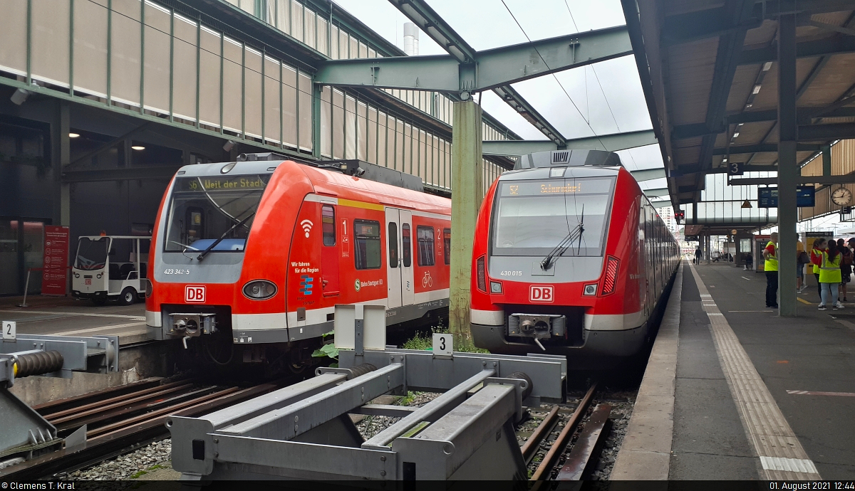  Stammstrecke offline. Ersatzverkehr online. 
Mit diesem Slogan machte die S-Bahn Stuttgart auf die Sperrung ihres Stammstreckentunnels während der Sommerferien vom 31. Juli bis 12. September 2021 aufmerksam. Unter anderem wurden Gleise und Weichen erneuert und die Stationen aufgehübscht.
Aus diesem Grund musste ein umfangreiches Ersatzkonzept gefahren werden. Viele S-Bahnen steuerten so den oberen Bahnhofsteil in Stuttgart Hbf an, wie 423 342-5 und 430 015-8 auf den Gleisen 2 und 3 zeigen.

🧰 S-Bahn Stuttgart
🚝 S6 Stuttgart Hbf–Weil der Stadt | S2 Stuttgart Hbf–Schorndorf
🕓 1.8.2021 | 12:44 Uhr

(Smartphone-Aufnahme)