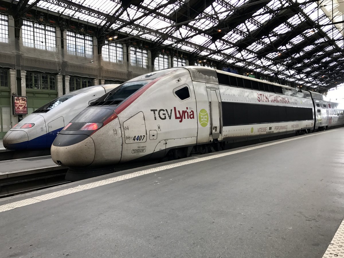 Stan Wawrinka TGV Lyria und ein Euroduplex im Hintergrund, am 4.6.17 im Gare de Lyon.