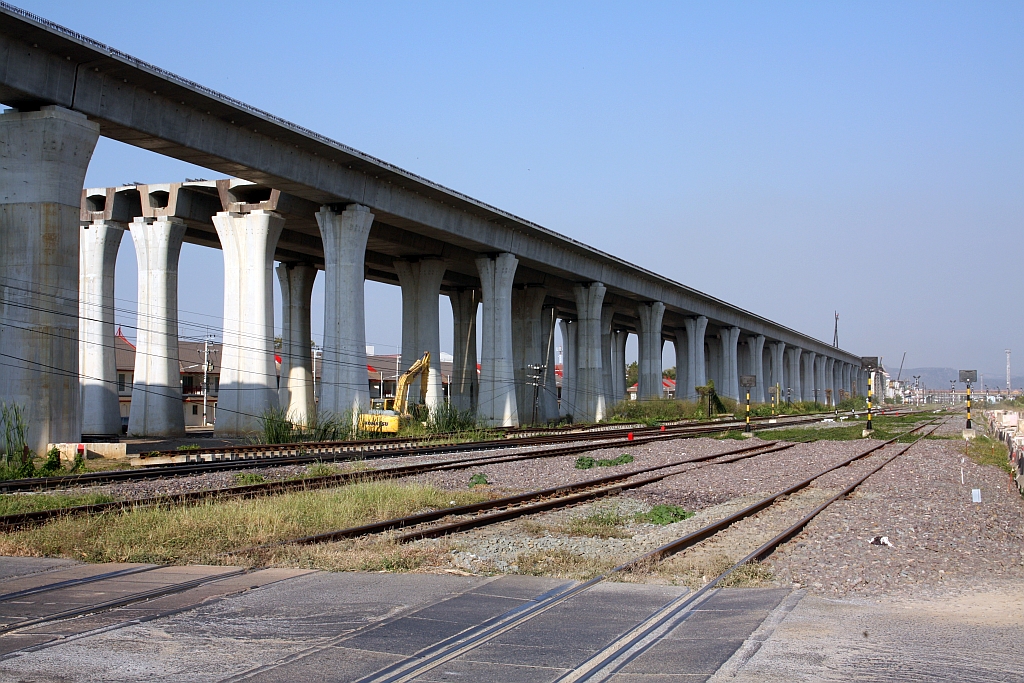 Stand der Bauarbeiten der Phase 1 an der Northeastern HSR im Bereich der künftigen Kaeng Khoi HSR-Station am 02.Dezember 2025.