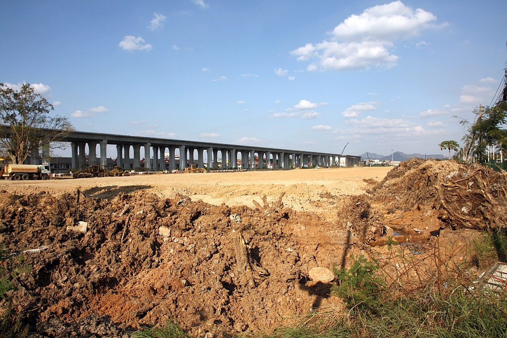 Stand der Bauarbeiten der Phase 1 an der Northeastern HSR im Bereich der künftigen Kaeng Khoi HSR-Station mit der gerodete Fläche für das neue SRT Depot Kaeng Khoi am 03.Dezember 2025.