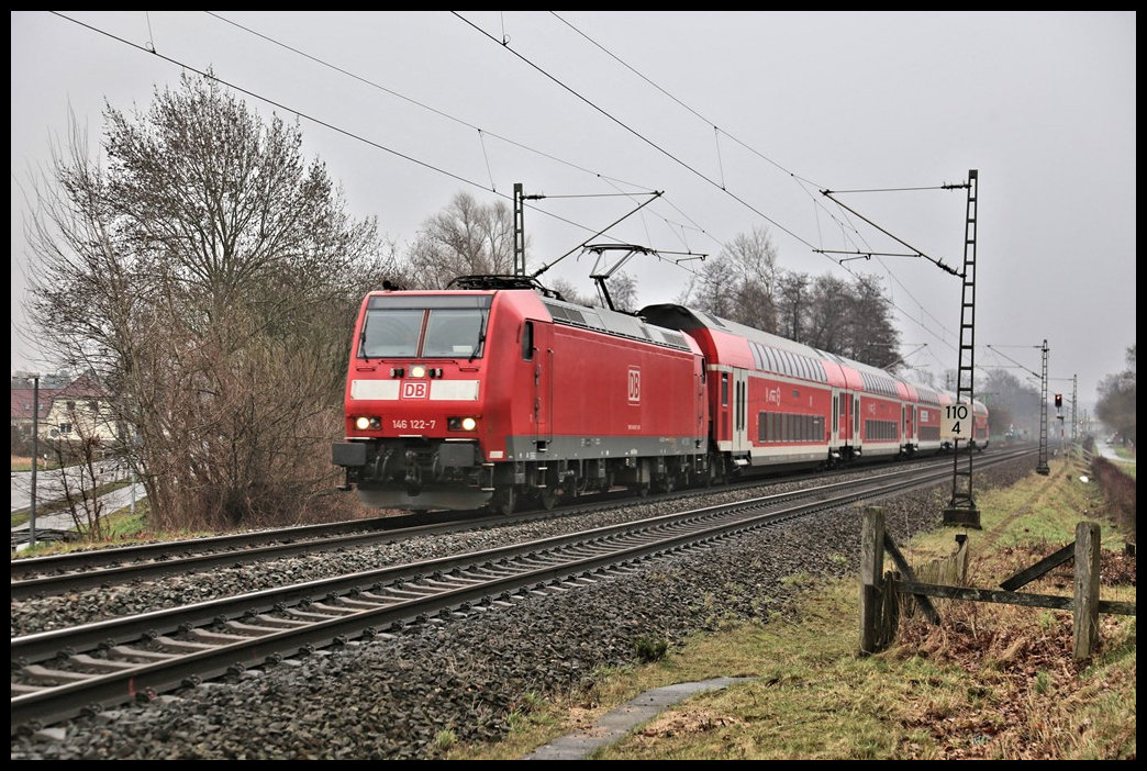 Standardmäßig ist der RE 2 zwischen Osnabrück und Düsseldorf mit Steuerwagen voraus unterwegs. Am 12.02.2023 kam er hier am Ortsrand von Hasbergen um 10.01 Uhr über die Rollbahn mit Lok 146122-7 voraus in Richtung Düsseldorf daher.