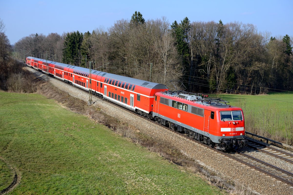 Standardstelle in Gutmart mit Standardkost und doch schon historisch: Am 22. März 2013 machte sich die in gutem Pflegezustand befindliche 111 006 vor RE 79021 nach Salzburg nützlich. Inzwischen hat die Lok jedoch einem schweren Brandschaden erlitten und wird wohl der Verschrottung anheimfallen.