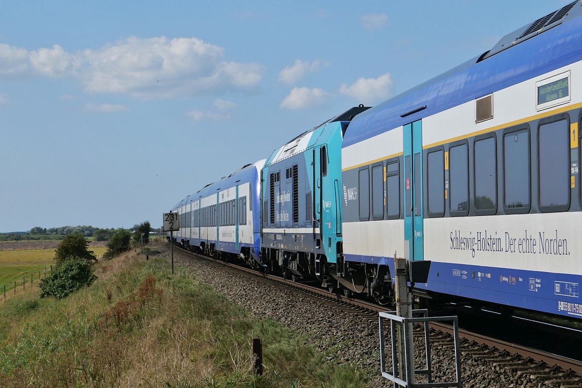 Standort im  echten Norden . Zwischen Morsum und Keitum befinden sich am 05.09.2021 zwei  Lok-Wagen-Garnituren  als RE 6 auf der Fahrt von Hamburg-Altona nach Westerland (Sylt).