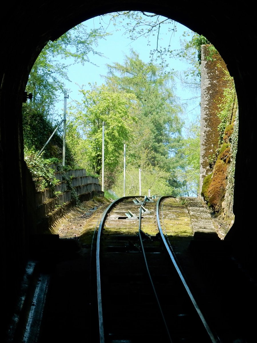 Standseilbahn Kriens-Sonnenberg (KSB). Fahrt ins Licht aus dem 88 m langen Tunnel im unteren Abschnitt - 23.04.2015