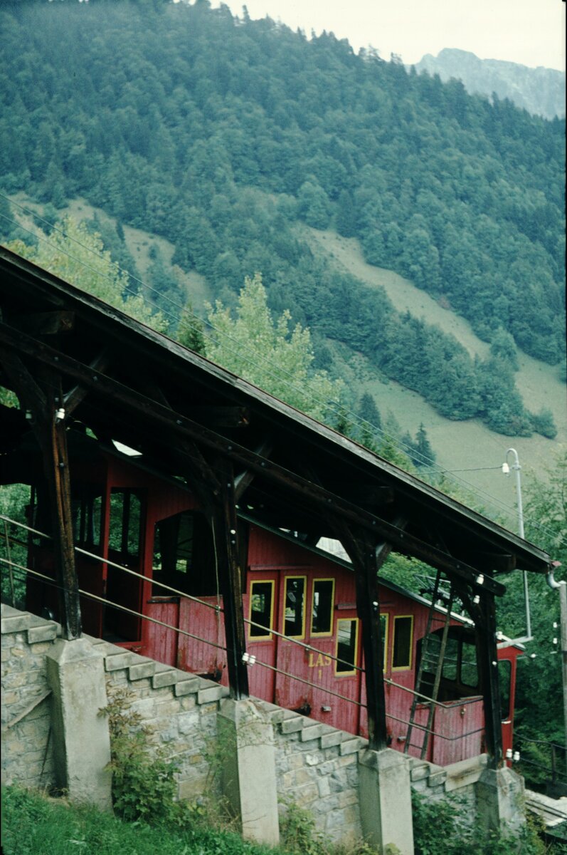 Standseilbahn Les Avants - Sonloup, Montreux. Wagen in der Bergstation.Seilbahn von der Station der MOB in Les Avants auf den Col de Sonloup.__04-09-1976