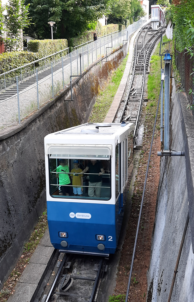 Standseilbahn Rigiviertel in Zürich. Im Hintergrund die Mittelstation mit einem Bahnsteig in der Mitte der Ausweiche. Zürich, 17.7.2023