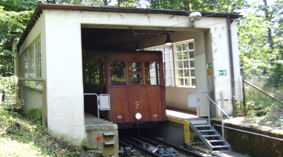 Standseilbahn Stuttgart Wagen 2 in der Bergstation am 12.07.2009.