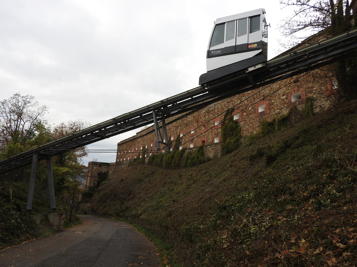 STANDSEILBAHN/SCHRÄGAUFZUG EHRENBREITSTEIN/KOBLENZ
Naja,eine echte Standseilbahn ist es natürlich nicht,die vom KOBLENZER Stadtteil
EHRENBREITSTEIN hinauf zur Festung führt...Immerhin wird die Kabine,an 5 Seilen
angehängt und mit 12-facher Sicherheit ausgelegt,in maximal 3 Minuten zur Festung hochgezogen...
Gebaut 2010/11 als Modell  Twinliner  von der Firma ABS-TRANSPORTBAHNEN/
WOLFURT(ÖSTERREICH),bewältigt sie auf einer Länge von 260 Metern eine
Höhendifferenz von 94 Metern und ersetzt den an gleicher Stelle von 1955-2009
hier befindlichen Sessellift..herrliche Ausblicke ins Rheintal während der
Fahrt sind garantiert....am 31.10.2018