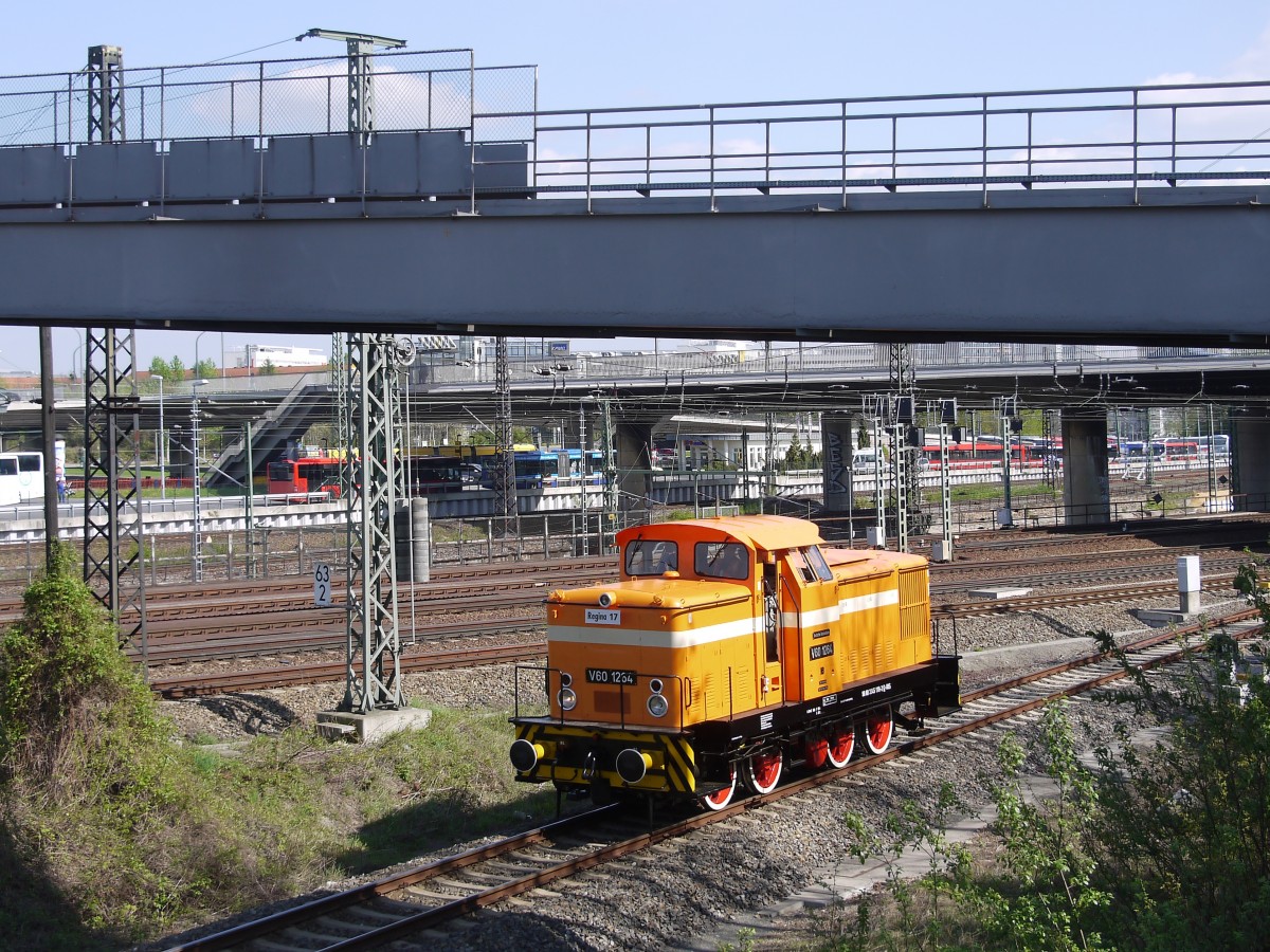 Stangen-Diesellok  Regina 17  V60 1264 Deutsche Reichsbahn ist zum 6. Dresdner Dampflokfest im Rangierdienst tätig, hier kommt sie gerade vom Hauptbahnhof; 11.04.2014
