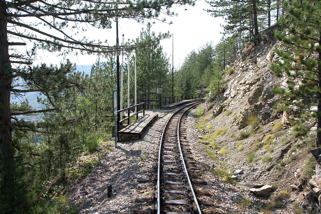 Stanica Ludi Kamen der Museumsbahn Mokra Gora, gesehen von der Plattform des SDZ 0410 (letztes Fahrzeug des zweiten Zuges nach Mokra Gora) am 12.August 2026.