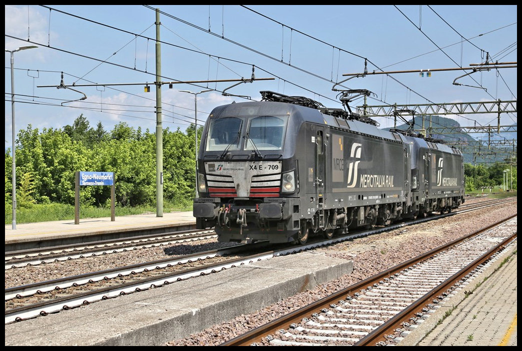 Stark verschmutzt kamen am 31.5.2022 die Vectron Lokomotiven der Mercialia Rail 
X4E-709 und X4E 702 in Richtung Trento fahrend über die Brenner Bahn um 12.09 Uhr durch den Bahnhof Egna / Neumark.