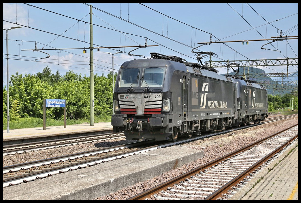 Stark verschmutzt kamen am 31.5.2022 die Vectron Lokomotiven der Mercialia Rail 
X4E-709 und X4E 702 in Richtung Trento fahrend über die Brenner Bahn um 12.09 Uhr durch den Bahnhof Egna / Neumark.