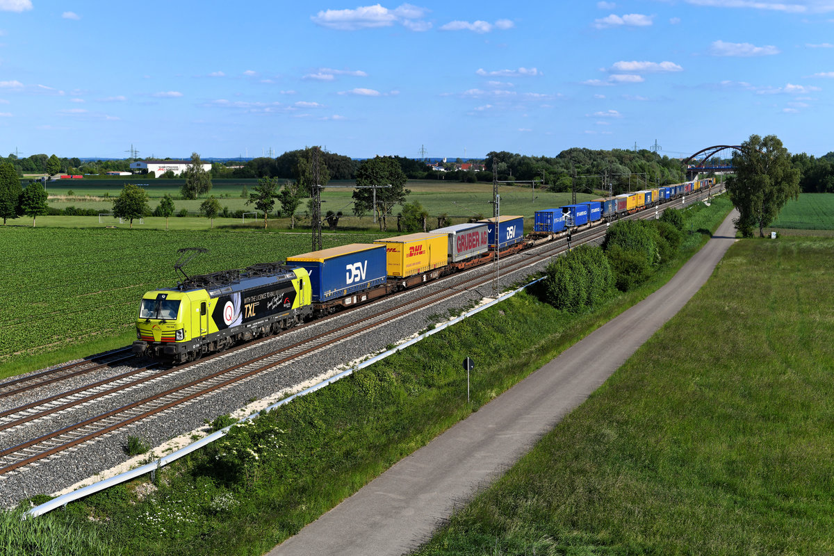 Stark verspätet war der am 27. Mai 2020 der DGS 43140 von Verona Q.E. nach Lübeck Skandinavienkai, als ich ihn bei Nordheim im Donau-Ries aufnahm. Den fast komplett ausgelasteten KLV-Zug führte die frisch gewaschene 193 556.