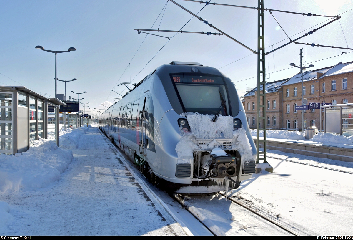 Starke Schneefälle am 7.2. und 8.2. brachten auch den Regionalverkehr in Mitteldeutschland größtenteils zum Erliegen. Eine der ersten Linien, die von Abellio wieder regulär fuhren, war die RB25, auf der u.a. 9442 602 (Bombardier Talent 2) eingesetzt war. Hier im Startbahnhof Halle(Saale)Hbf auf Gleis 10 A-C.
Aufgenommen im Gegenlicht.

🧰 Abellio Rail Mitteldeutschland GmbH
🚝 RB 74670 (RB25) Halle(Saale)Hbf–Saalfeld(Saale)
🕓 11.2.2021 | 13:23 Uhr