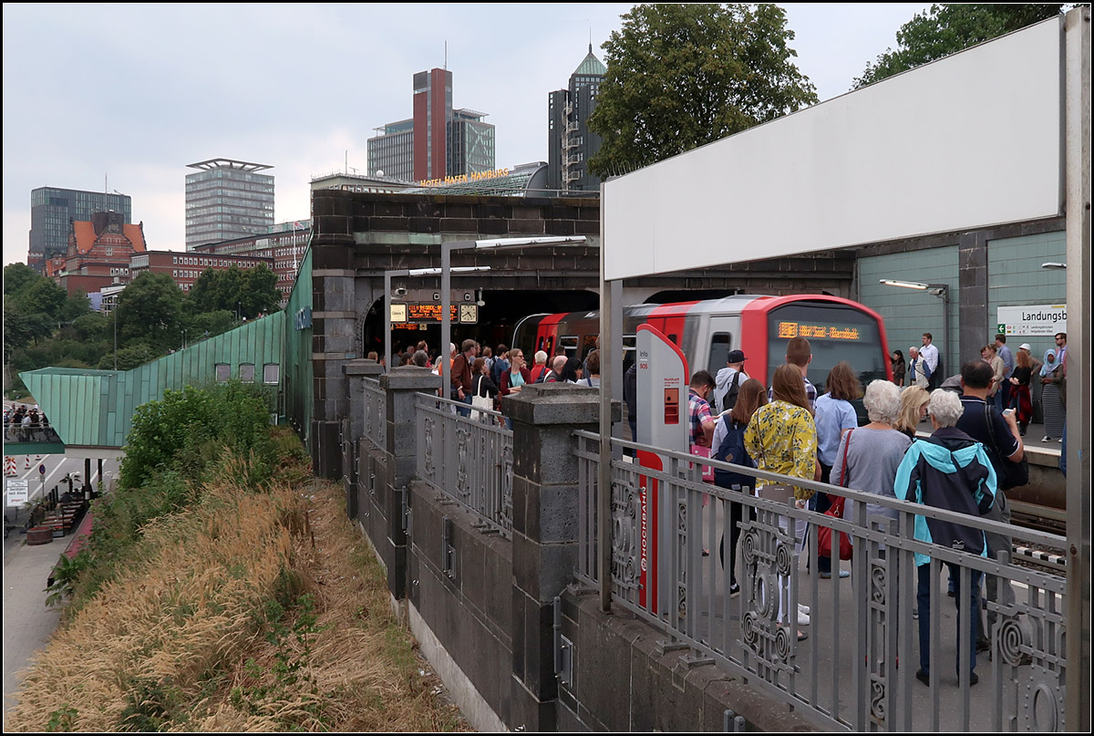 Starker Andrang -

an der Haltestelle 'Landungsbrücken' in Hamburg. Nach einer vorangegangenen Störung haben sich sehr viel Menschen auf den Bahnsteigen angesammelt. Nur wenige konnten in den eingefahren, schon sehr gefüllten Zug der U3 einsteigen.

15.08.2018 (M)