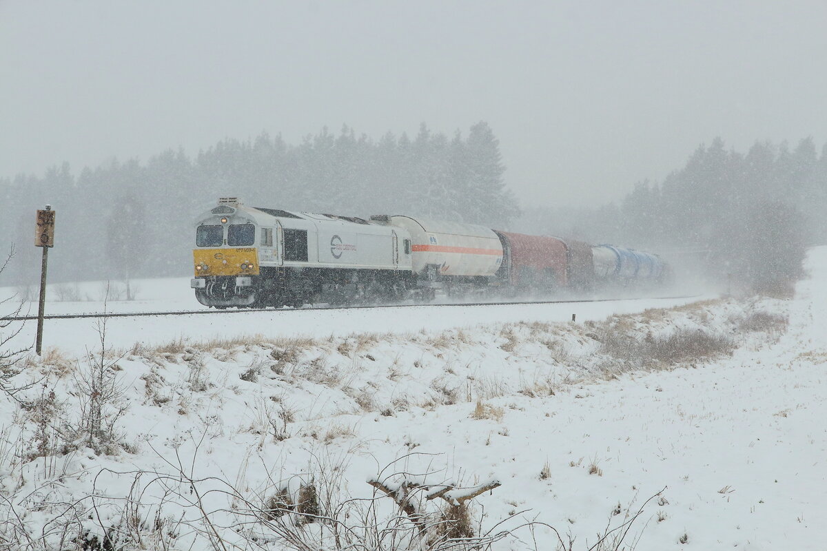 starker Schneefall bei EZ 51712 aus Halle auf dem Weg nach Nürnberg am 08.01.2022. Hier mit Class 077 009 bei Oberthölau eingefangen. 