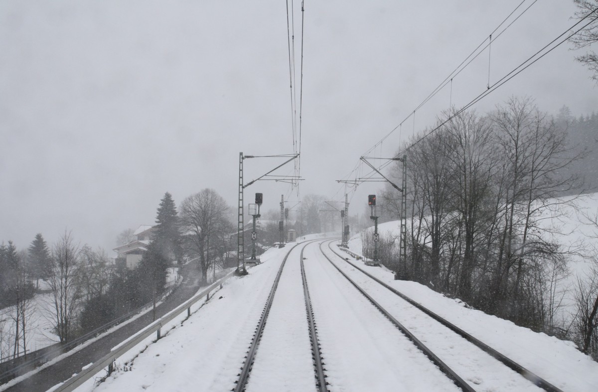 Starkes Schneetreiben im Frühling. Hier fotografiert am 24.3.2014 auf der Strecke Rosenheim-Salzburg aus dem IC 865 Bregenz-Wien West bei Bergen(Oberbayern). Der Schnee war nicht lange da, ein paar Kilometer weiter war wieder alles grün.