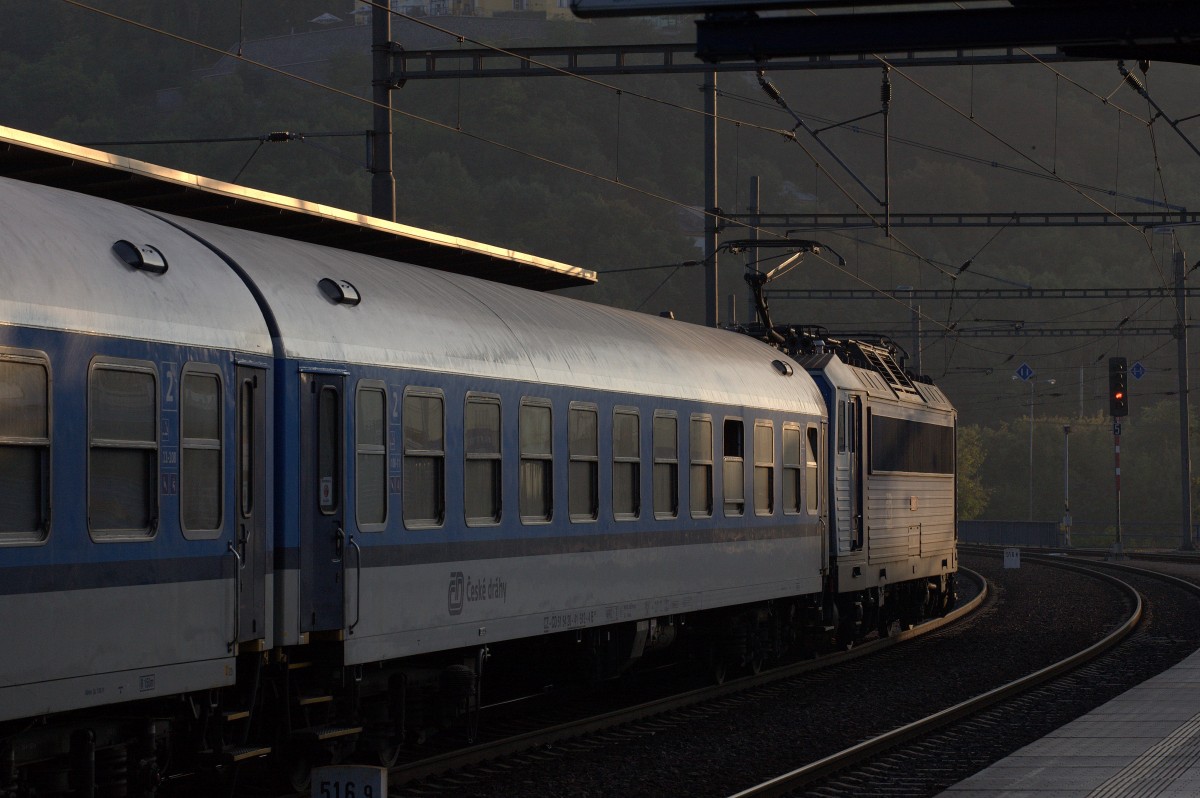 Starkes Seitenlicht lässt einen fast gespenstischen Eindruck entstehen, als ein Schnellzug in Usti nad Labem Richtung Kralupy ausfährt. 03.10.2014 17:48 Uhr.