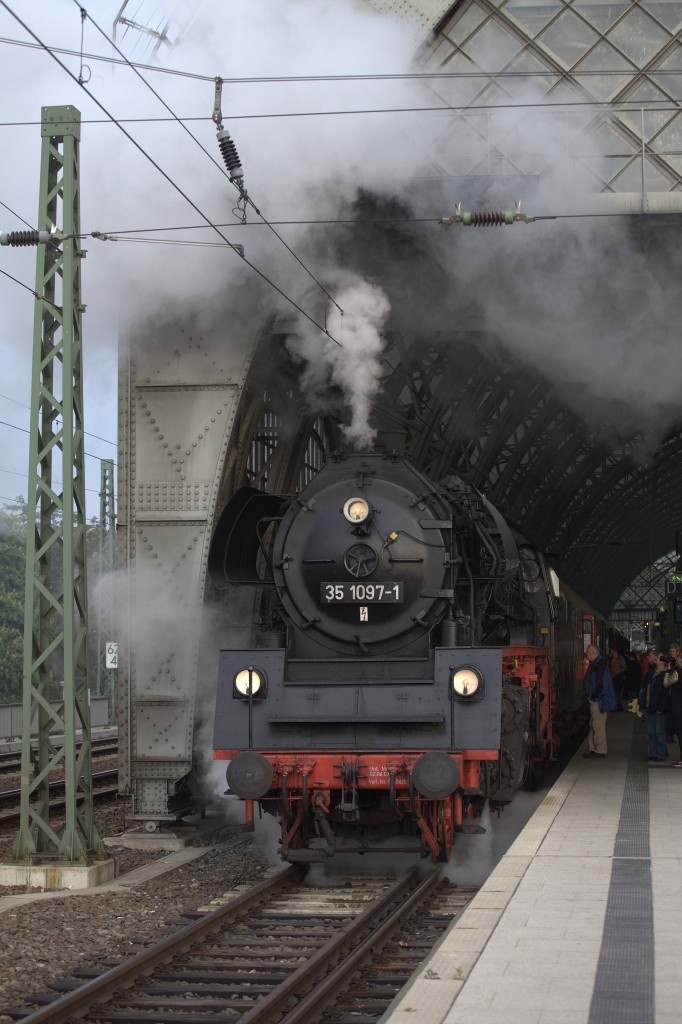 Start in Dresden Hbf nach Liberec. 35 1097-1 wird den Sonderzug Macha bis Decin vychod  alleine  führen. 23.05.2015 06:43 Uhr. 