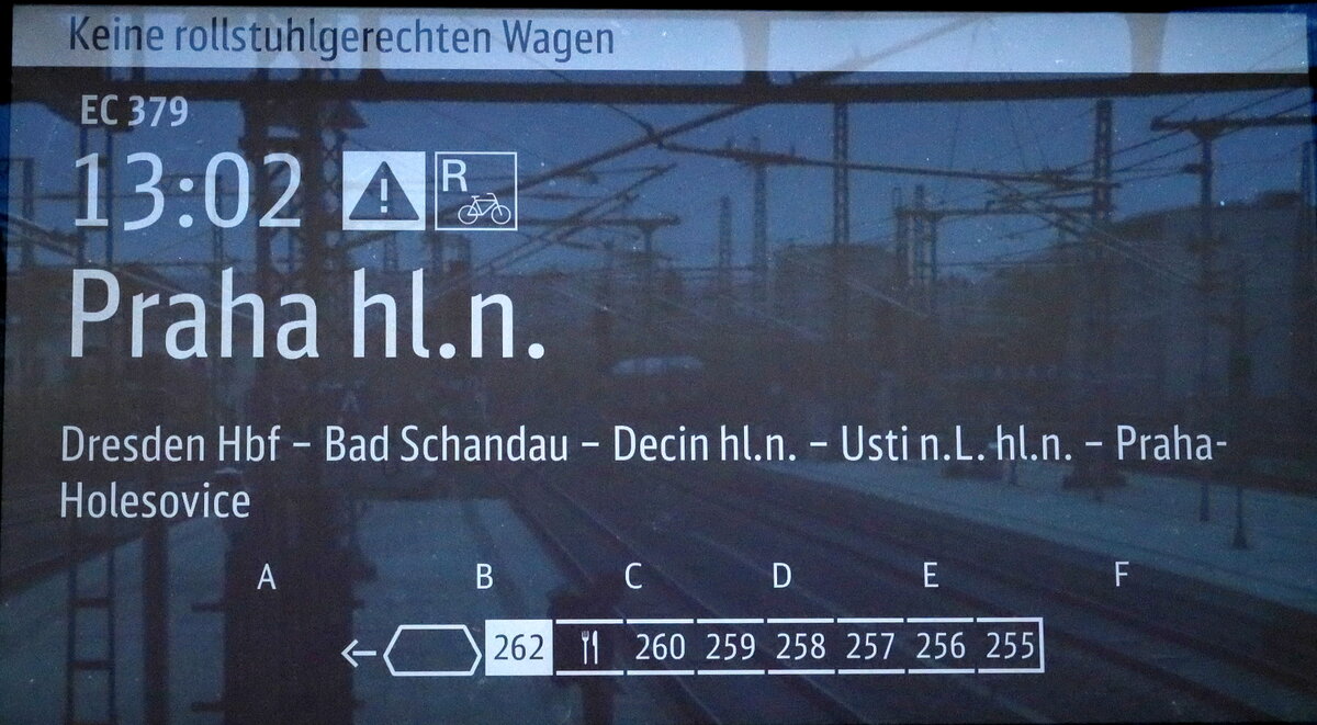 Start der Reise nach Jaroměř (deutsch Jermer, auch Jaromir) , einer Stadt im Okres Náchod in der Region Königgrätz in Tschechien.  20.05.2022 12:03 2022, der Eurocity nach Prag war sehr gut besetzt, zum Glück fand sich noch ein Platz für 3 Leute im Spreisewagen.