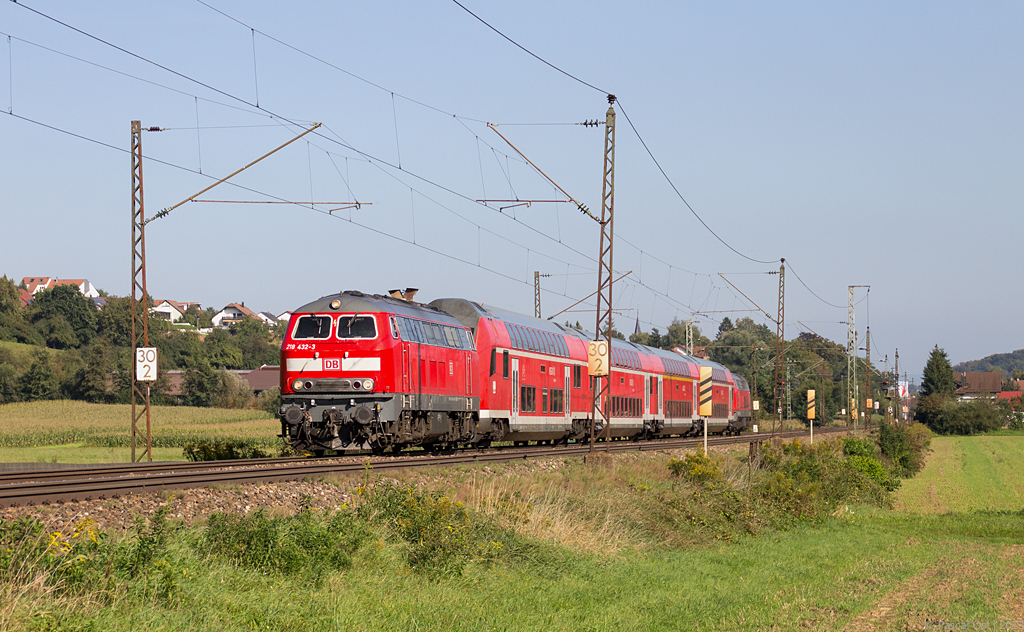 Starzug fr Dieselliebhaber: Von Montag bis Freitag wird IRE 4230/4231 planmig auf der Filsbahn als 218-Sandwich gefahren. Am 24. September 2013 war u. A. 218 432-3 vom Werk Ulm fr diese Leistung verplant. Bei Ebersbach begegnete sie dabei mir und meiner Kamera.