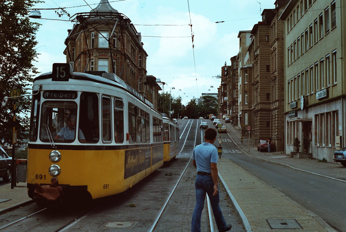 Station Eugensplatz: Ein Zug der Stuttgarter Stra�enbahnlinie 15 f�hrt nun gleich den steilsten Abschnitt der Linie hinab.
Datum unbekannt 