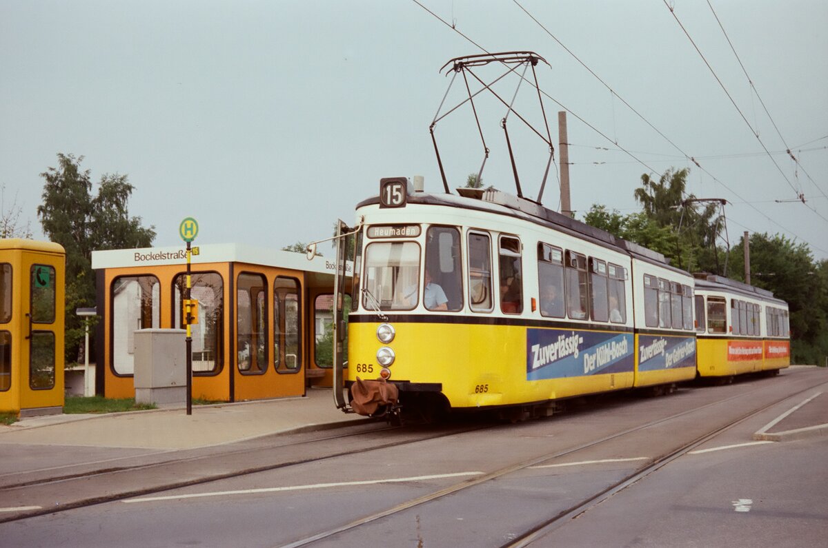 Station Heumaden Bockelstraße, GT4 Zug der Stuttgarter Straßenbahnlinie 15 Richtung Stuttgart City. Der Hochbahnsteig der späteren Stadtbahnlinie fehlt noch (1983)