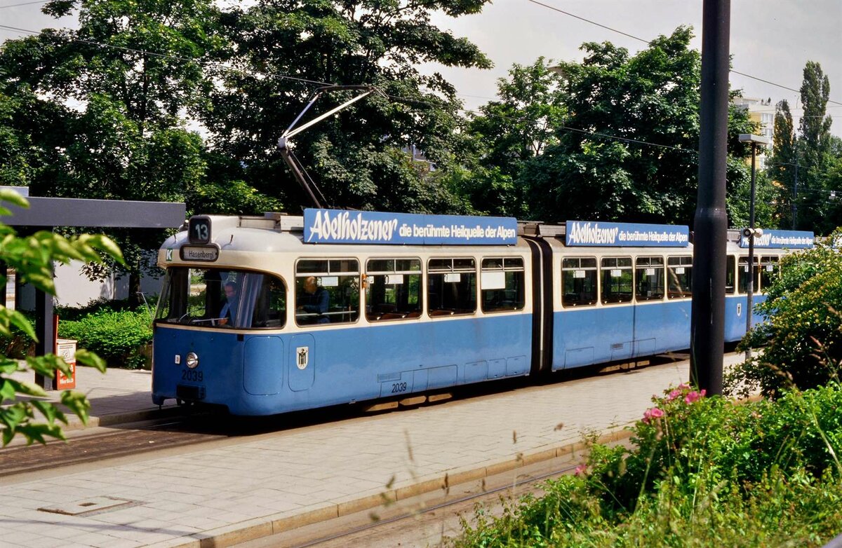 Station der Münchener Straßenbahn im Oktober 1985 (St. Veit-Str. ??), Linie 13, Straßenbahnwagen der Rathgeberbaureihe P
