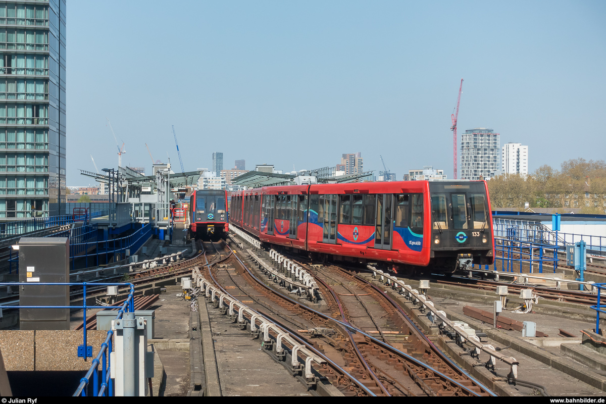 Station West India Quay mit Zügen der DLR vom Perron der Station Canary Wharf aus gesehen am 20. April 2019.