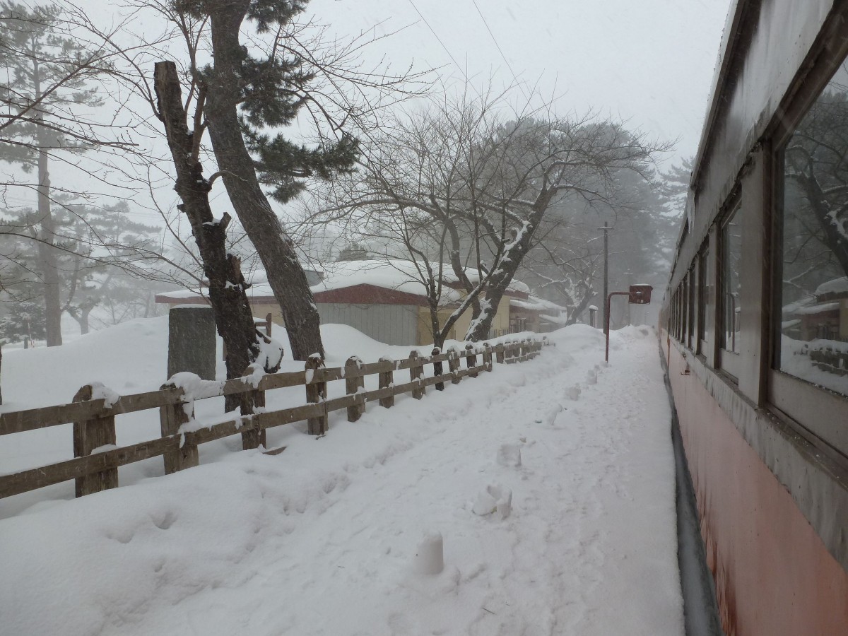 Stationen der Tsugaru-Bahn: Tief im Schnee liegt die Station Ashino Kôen, 11.Februar 2013. 