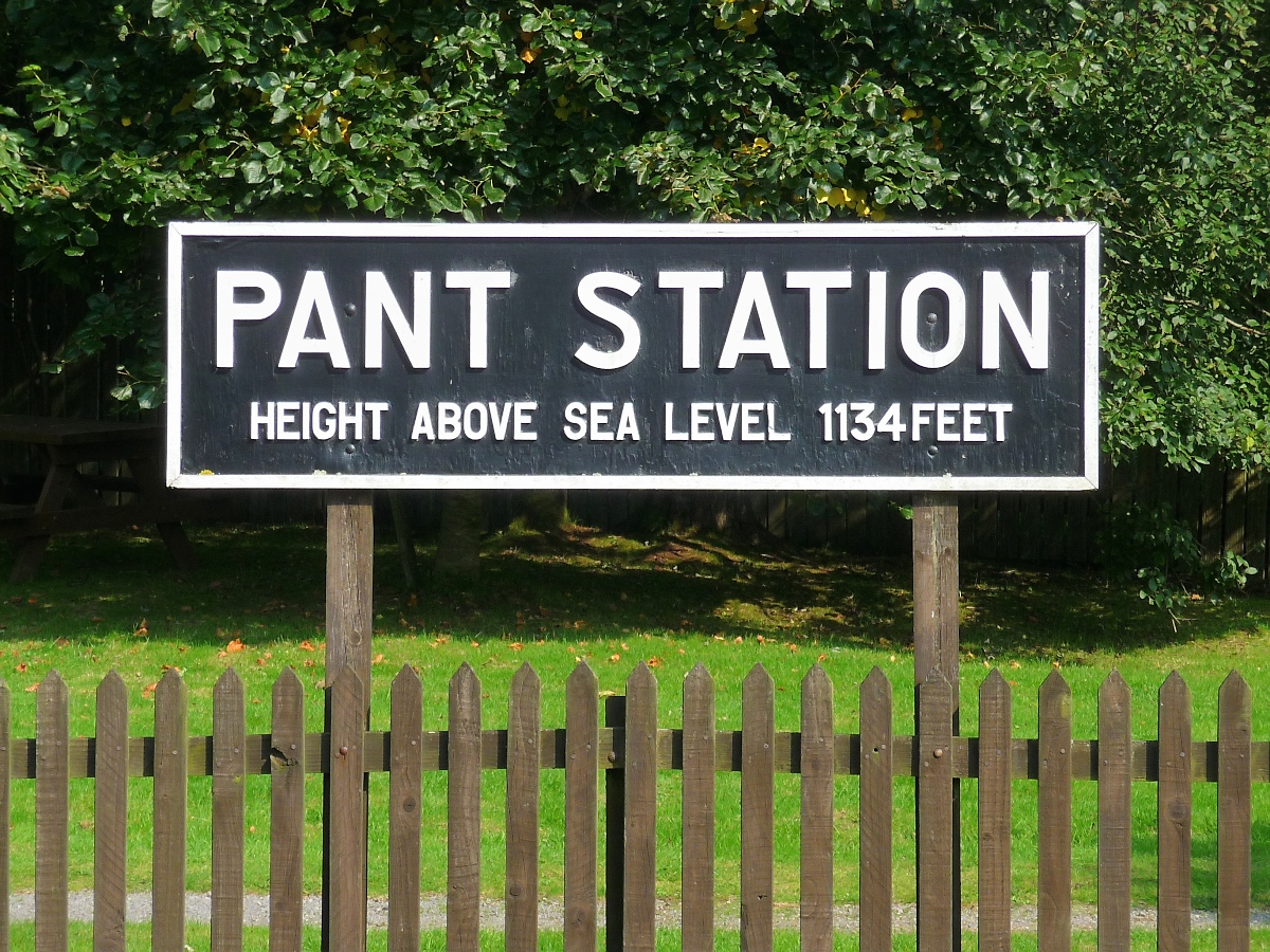 Stationsschild im Ausgangsbahnhof Pant der Brecon Mountain Railway, 15.9.2016