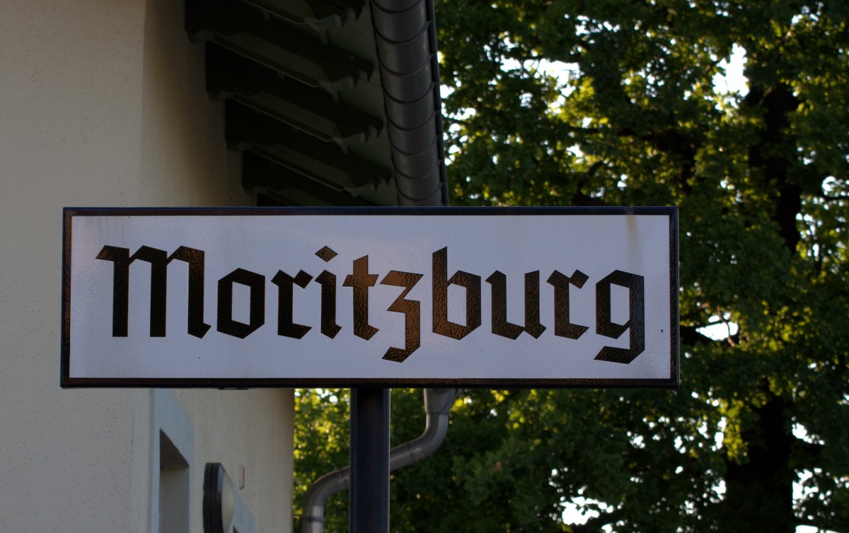 Stationsschild Moritzburg der Lößnitzgrundbahn, 06.06.2014, 19:46 Uhr