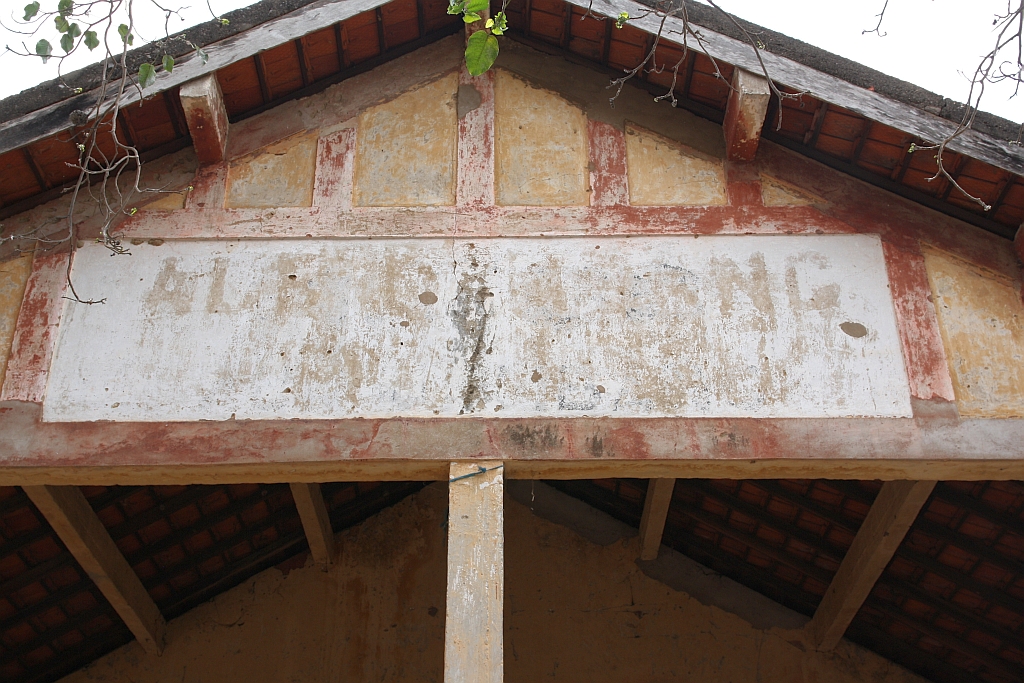 Stationsschild der Ou Dambang Station am 23.März 2017.