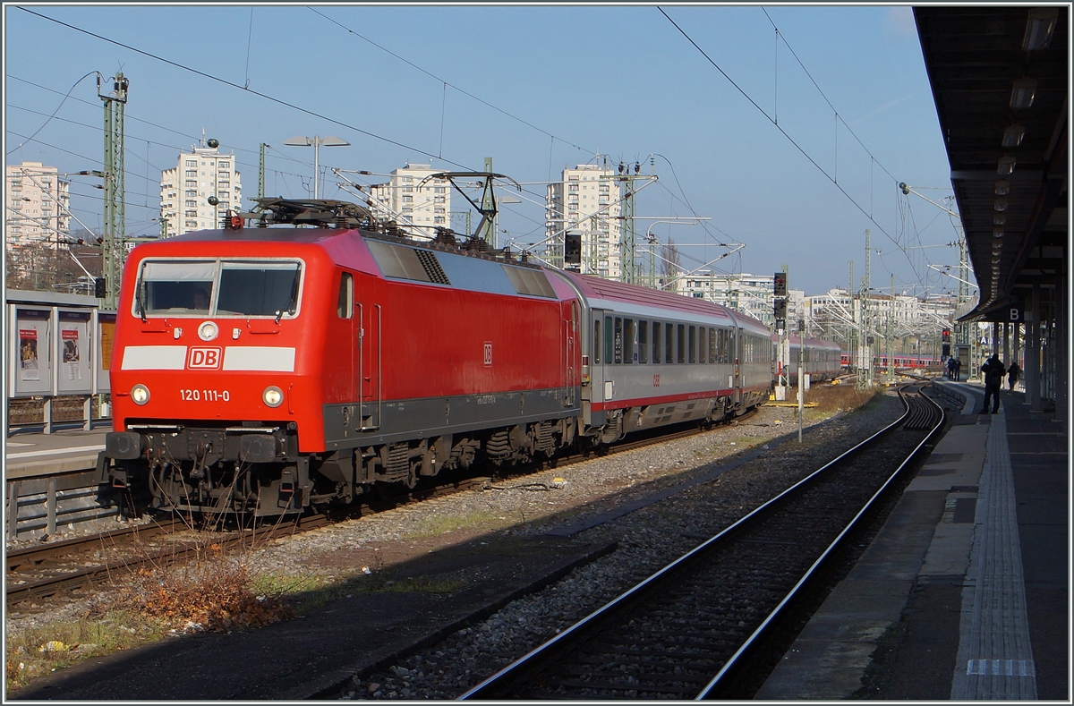 Statt einer 103 brachte die einmalig blitzeblank geputzte 120 111-0 den IC 119 von Münster nach Stuttgart.
28. Nov. 2014