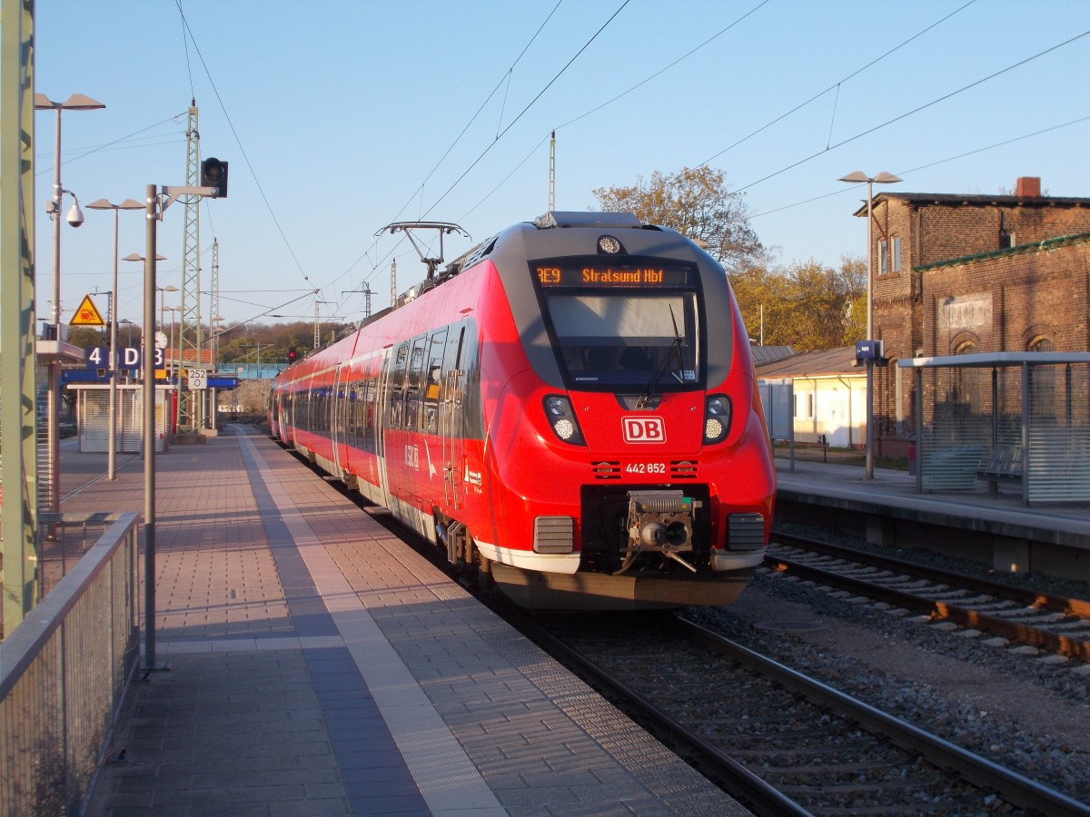 Statt den 442 852,am 02.Mai 2015,auf die Seite zunehmen,ist es am Wochenende in Bergen/Rügen gang und gebe das der Fdl den RE nach Stralsund für eine Stunde auf dem Hauptgleis läßt und Güterzüge und Leerparks daher über die Gütergleise fahren müssen weil das Hauptgleis blockiert ist.