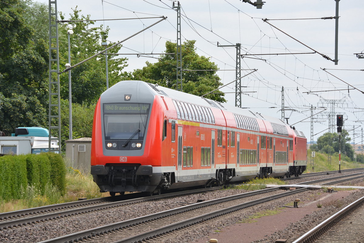 Statt alte Dostos fahren auf der Linie RB40 moderniesierte Dostos. Schublok war die 146 027. In Kürze erreicht der Zug den Bahnhof Wefensleben.

Wefensleben 18.07.2016
