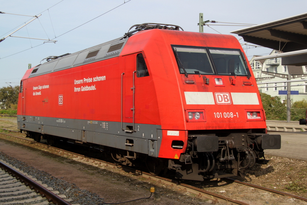 statt der angek�ndigten  115 261-0 kam 101 008-1 mit dem
IC 2405(Stralsund-K�ln)bis Rostock Hbf.11.10.2014 