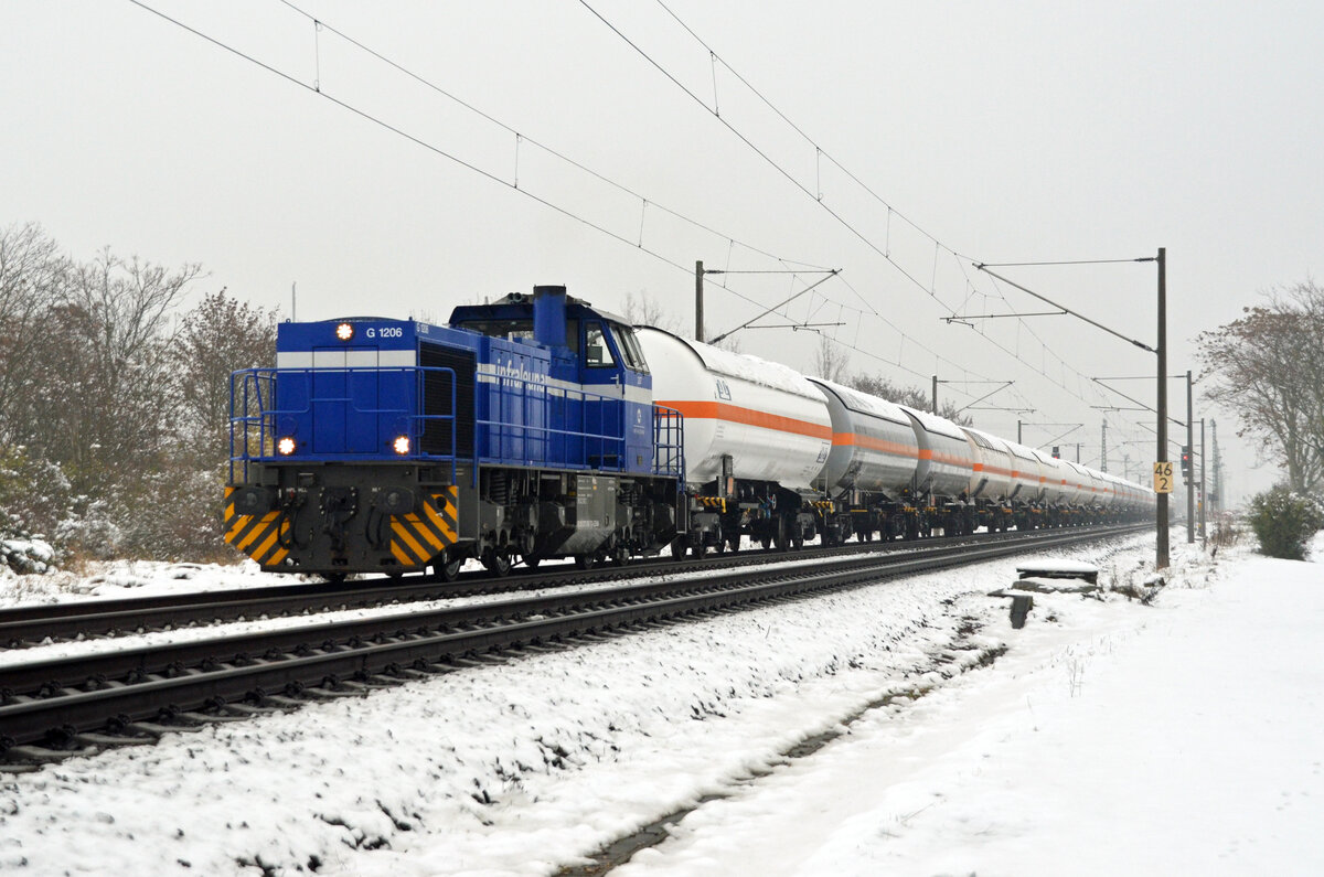 Statt des üblichen Smartrons führte 275 010 der Infra Leuna am 04.12.22 den Ammoniakzug durch Greppin nach Wittenberg-Piesteritz.